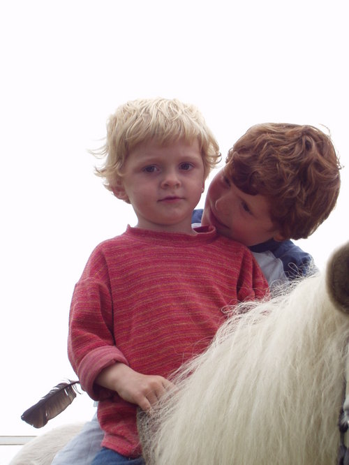 20030606: Sissel (tv) og Ida (th) på hest.