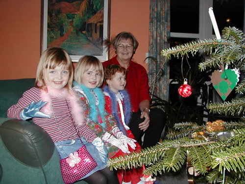 19991224: Amalie, Jette, Ida og Karen (farmor).