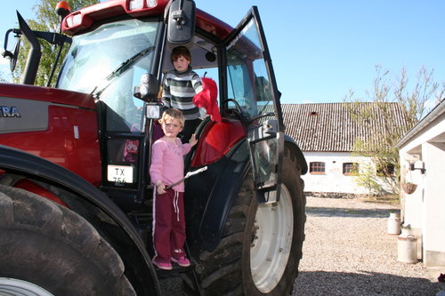 20050522: Ida (øverst) og Sissel (nederst) på traktoren.